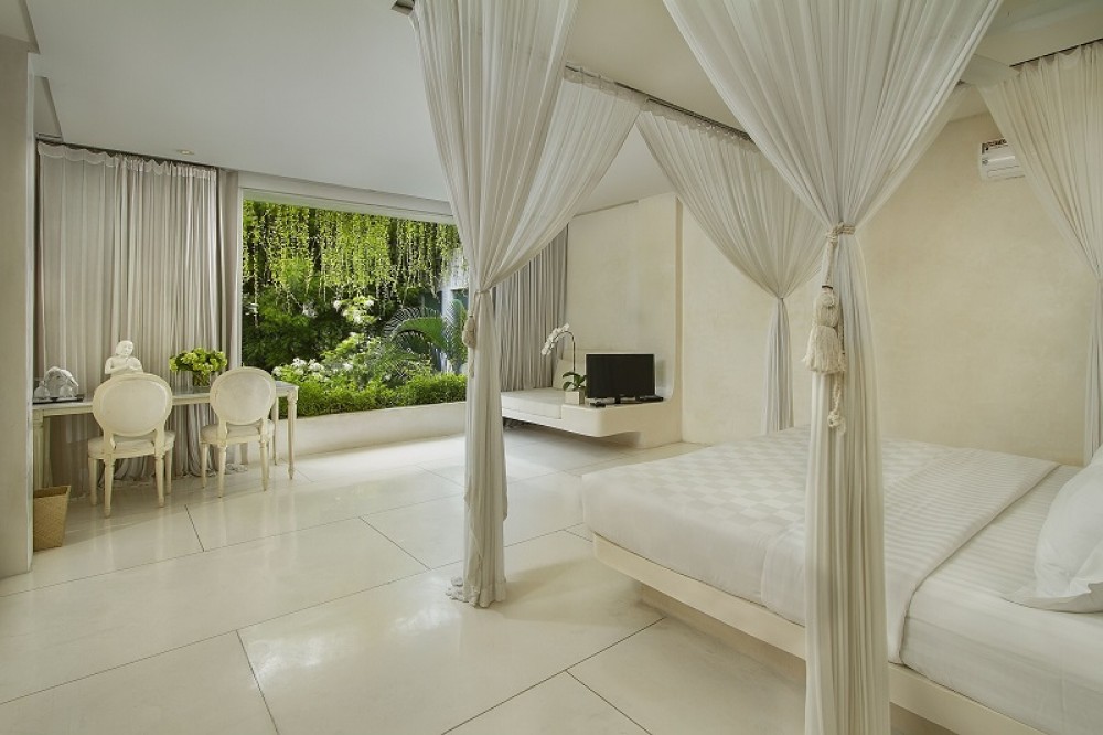 Belle villa de cinq chambres en face de la plage à Seminyak (loyer minimum de 3 mois)