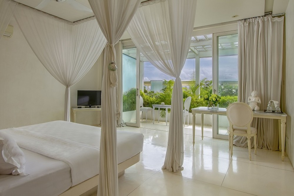 Lovely Five Bedrooms Villa In Front Of The Beach In Seminyak Available on September 1st 2024