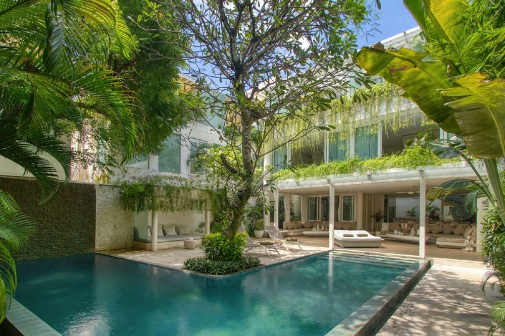 Belle villa de cinq chambres en face de la plage à Seminyak (loyer minimum de 3 mois)