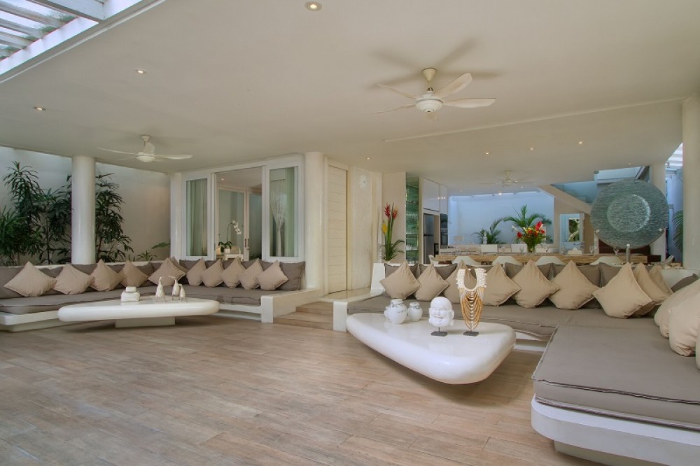 Lovely Five Bedrooms Villa In Front Of The Beach In Seminyak Available on September 1st 2024