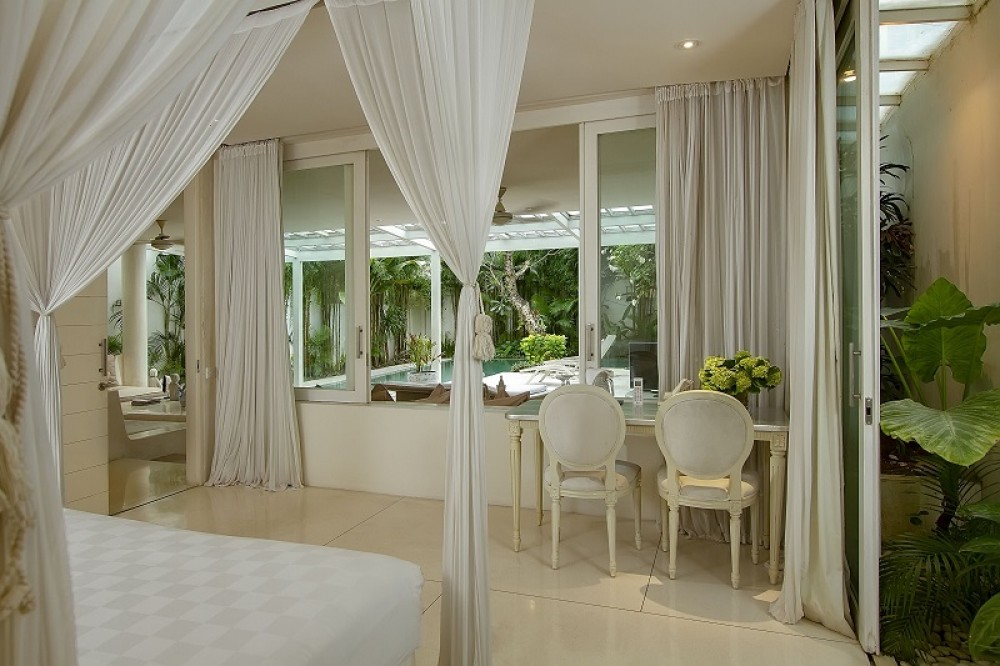 Belle villa de cinq chambres en face de la plage à Seminyak (loyer minimum de 3 mois)