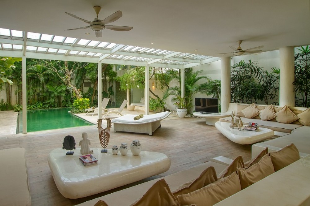 Lovely Five Bedrooms Villa In Front Of The Beach In Seminyak Available on September 1st 2024