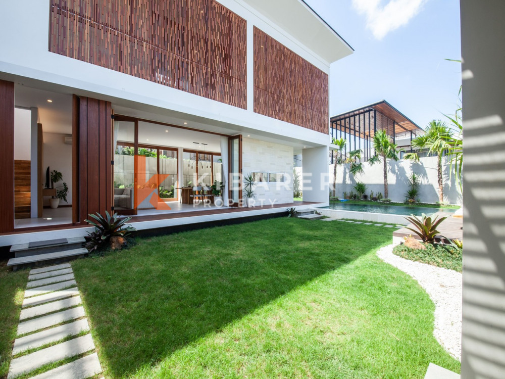 Superbe Villa de Trois Chambres avec Salon Fermé Située à Pererenan