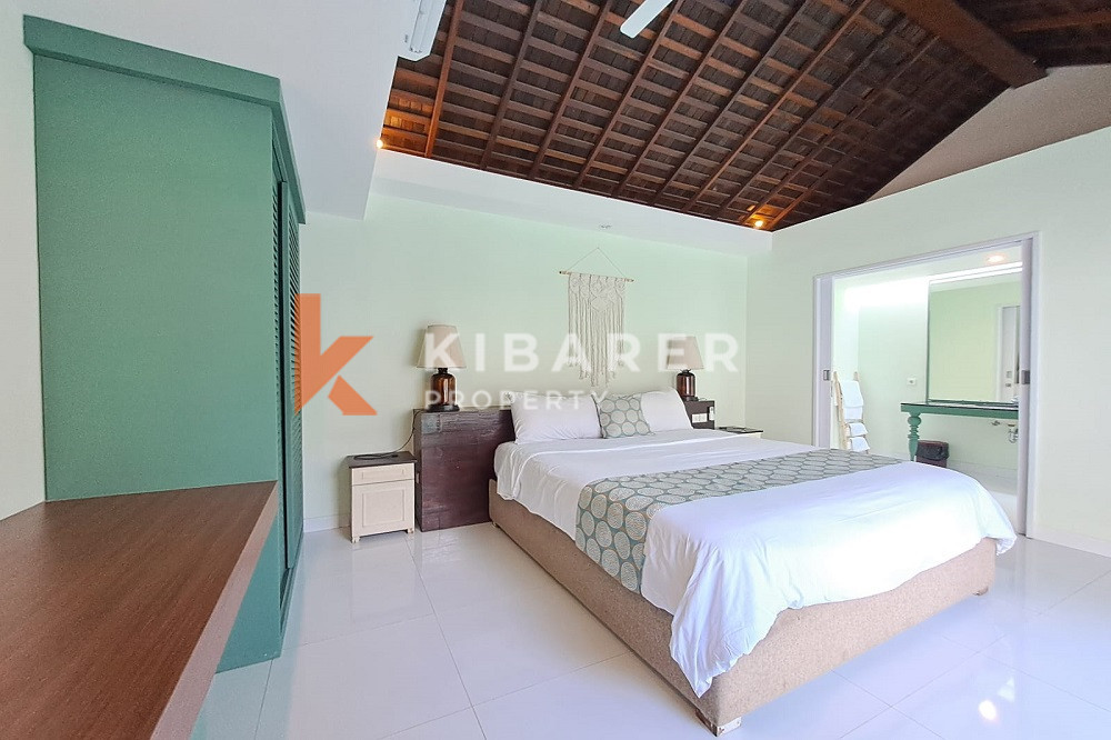 Vila Ruang Tamu Terbuka Satu Kamar Tidur Relaksasi Nyaman di Kawasan Seminyak