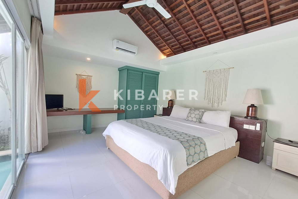 Vila Ruang Tamu Terbuka Satu Kamar Tidur Relaksasi Nyaman di Kawasan Seminyak