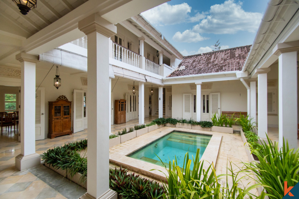 Superbe propriété en pleine propriété de quatre chambres à coucher de style colonial à vendre