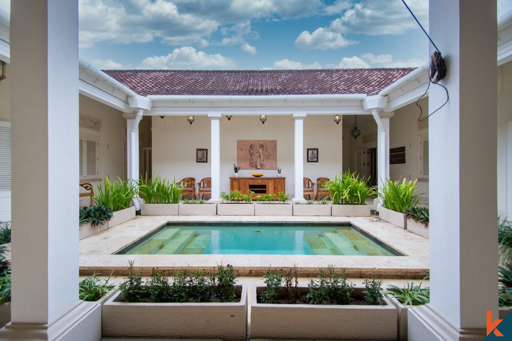 Superbe propriété en pleine propriété de quatre chambres à coucher de style colonial à vendre