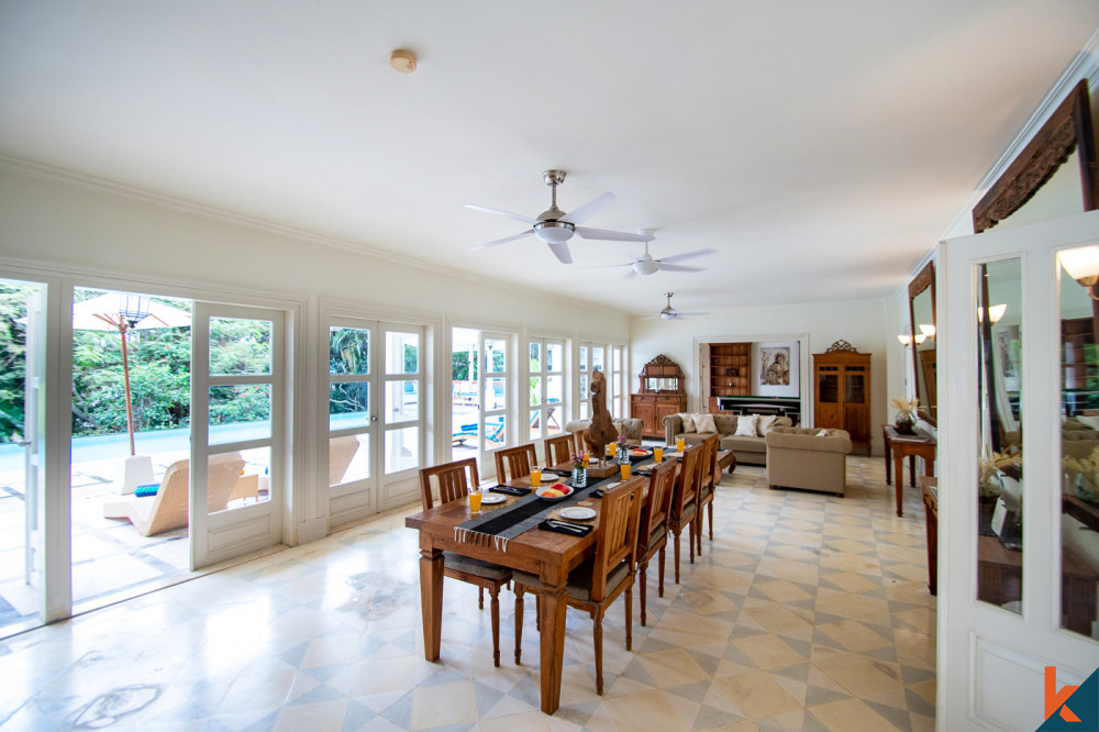 Superbe propriété en pleine propriété de quatre chambres à coucher de style colonial à vendre