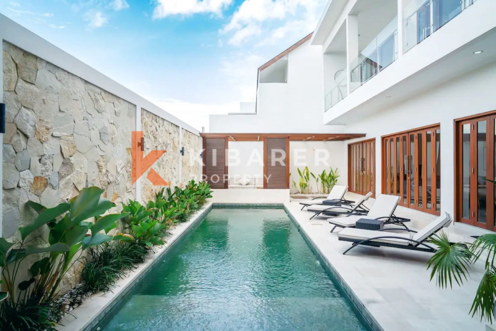 Villa moderne fermée de quatre chambres avec salon en contrebas à Seminyak