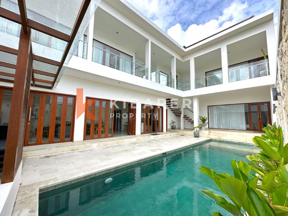 Villa moderne fermée de quatre chambres avec salon en contrebas à Seminyak