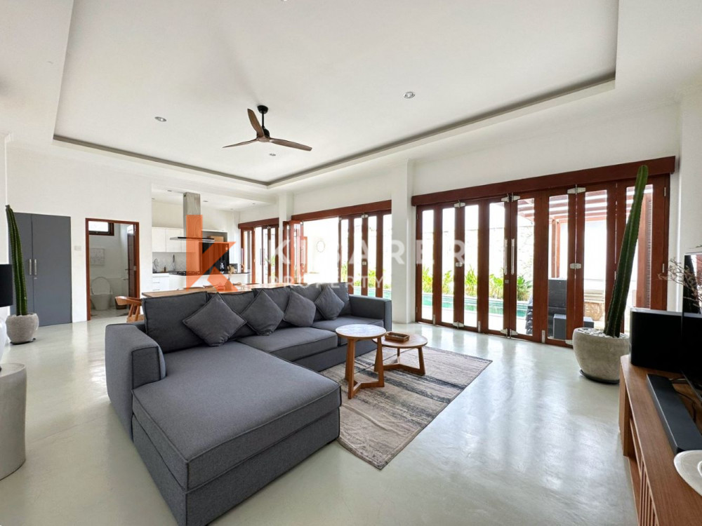 Villa moderne fermée de quatre chambres avec salon en contrebas à Seminyak