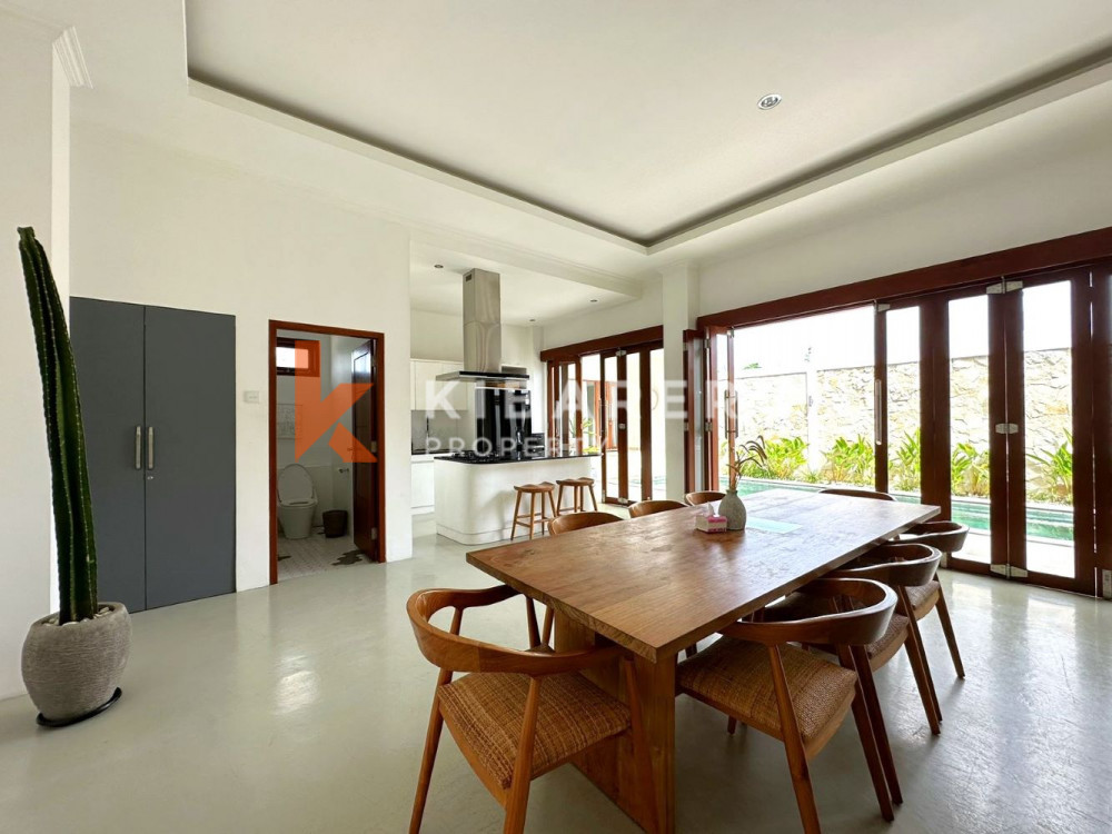 Villa moderne fermée de quatre chambres avec salon en contrebas à Seminyak