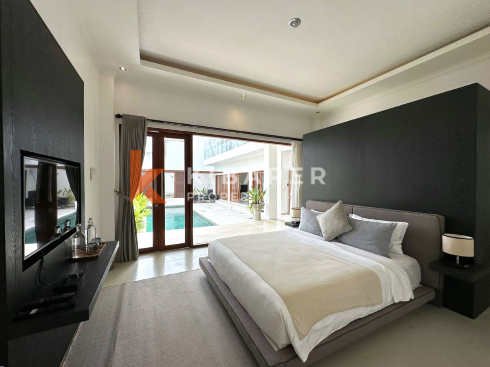 Villa moderne fermée de quatre chambres avec salon en contrebas à Seminyak