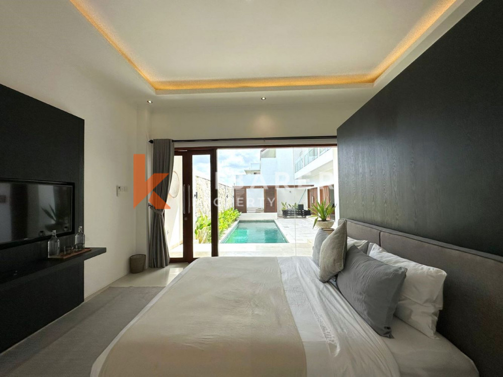 Villa moderne fermée de quatre chambres avec salon en contrebas à Seminyak