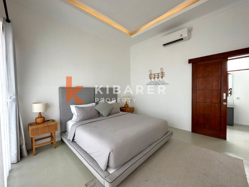 Villa moderne fermée de quatre chambres avec salon en contrebas à Seminyak