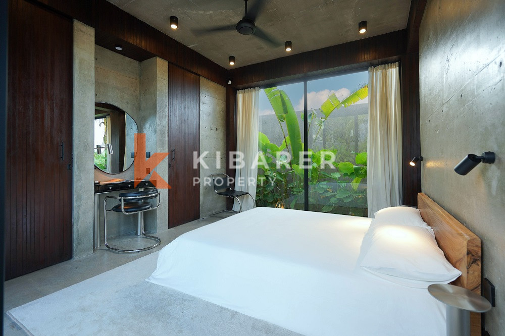 Vila Ruang Tamu Tertutup Studio Satu Kamar Tidur Beton Tropis di Kawasan Premium Tepi Canggu