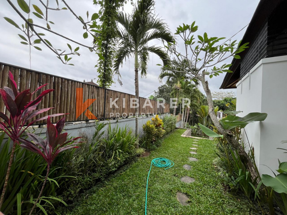 Vila ruang tamu terbuka empat kamar tidur hutan di daerah mengwi