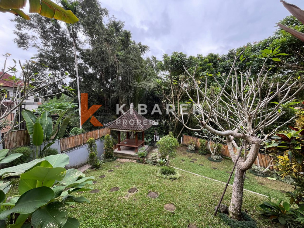 Villa avec salon ouvert de quatre chambres dans la jungle dans la région de Mengwi