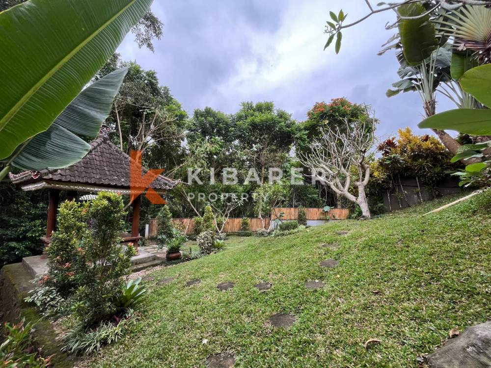 Villa avec salon ouvert de quatre chambres dans la jungle dans la région de Mengwi