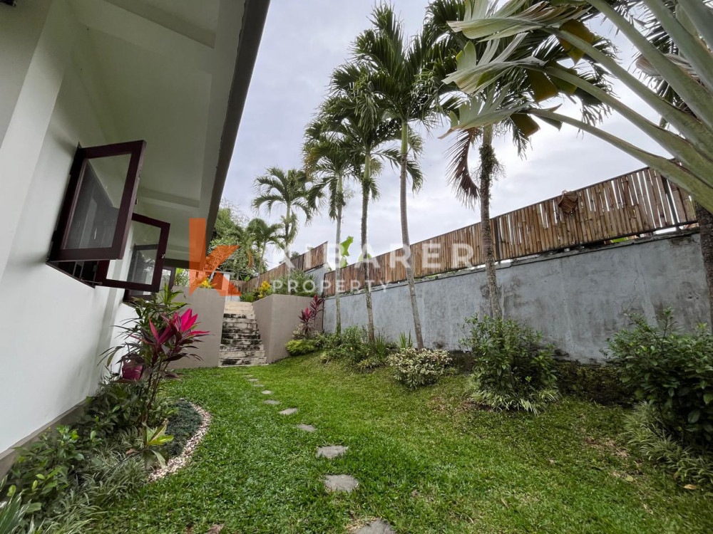 Villa avec salon ouvert de quatre chambres dans la jungle dans la région de Mengwi