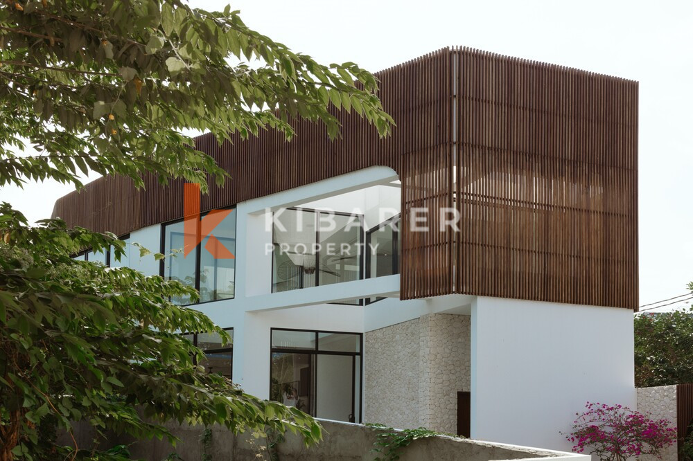 Villa de Luxe Élégance de Cinq Chambres à Distance de Marche de la Plage de Pererenan