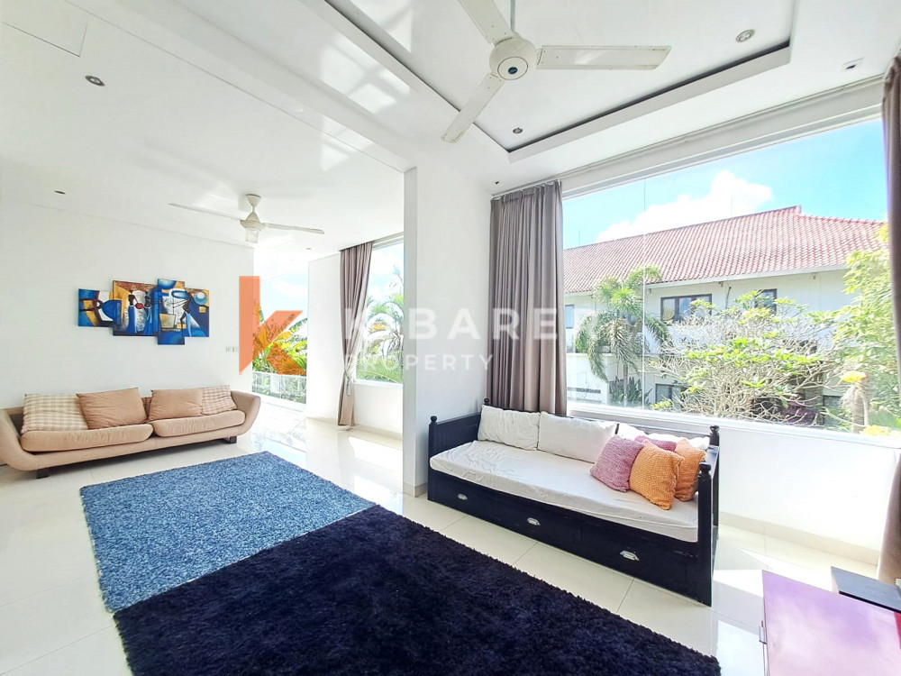 Stunning Four-Bedroom Enclosed Livingroom Villa Located in the Hills of Ungasan