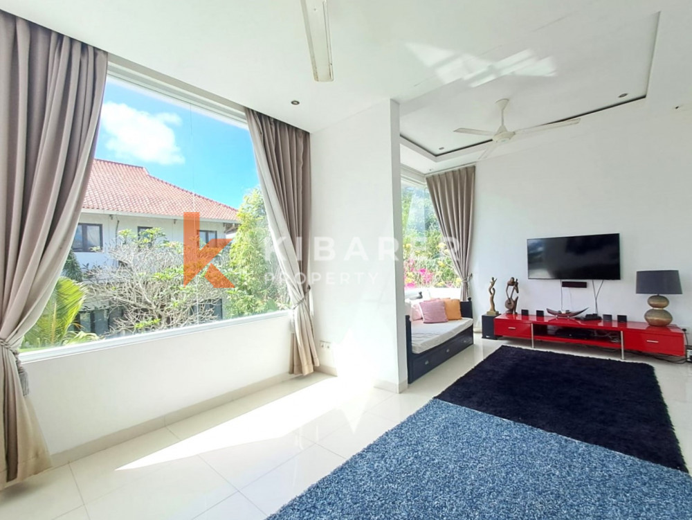 Stunning Four-Bedroom Enclosed Livingroom Villa Located in the Hills of Ungasan