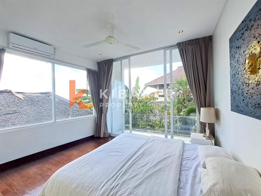 Stunning Four-Bedroom Enclosed Livingroom Villa Located in the Hills of Ungasan