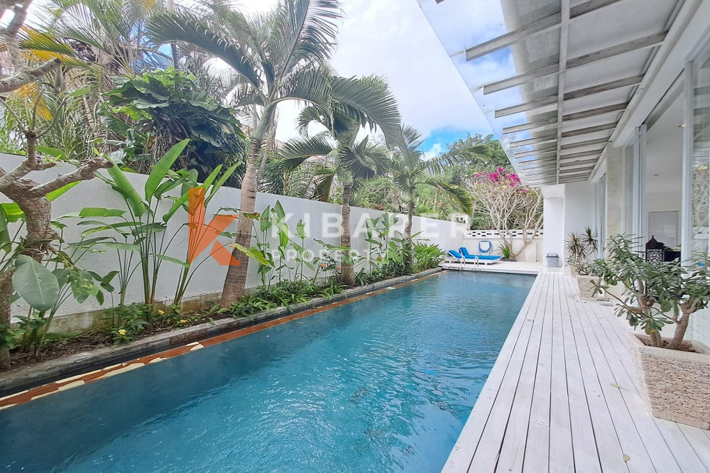 Stunning Four-Bedroom Enclosed Livingroom Villa Located in the Hills of Ungasan