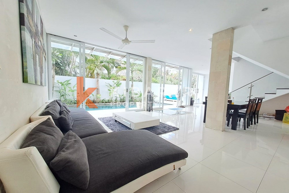 Stunning Four-Bedroom Enclosed Livingroom Villa Located in the Hills of Ungasan