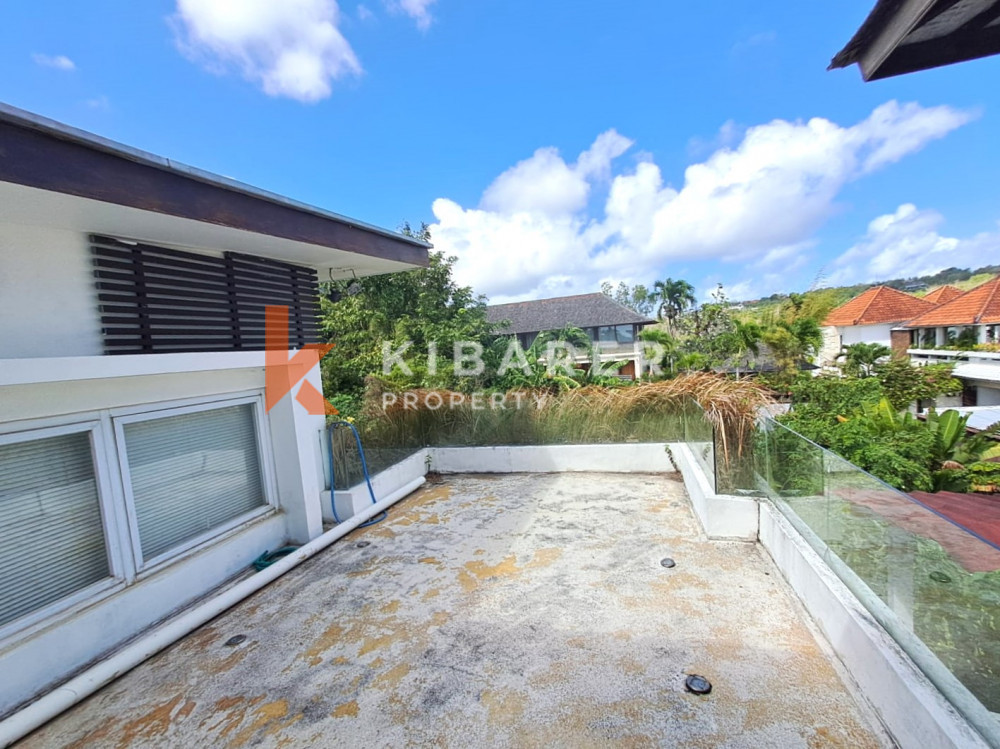 Stunning Four-Bedroom Enclosed Livingroom Villa Located in the Hills of Ungasan