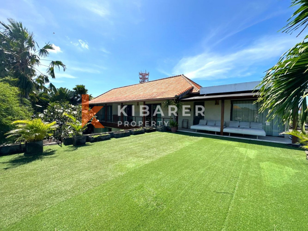 Magnifique villa de cinq chambres avec toit à distance de marche de la plage de Kedonganan