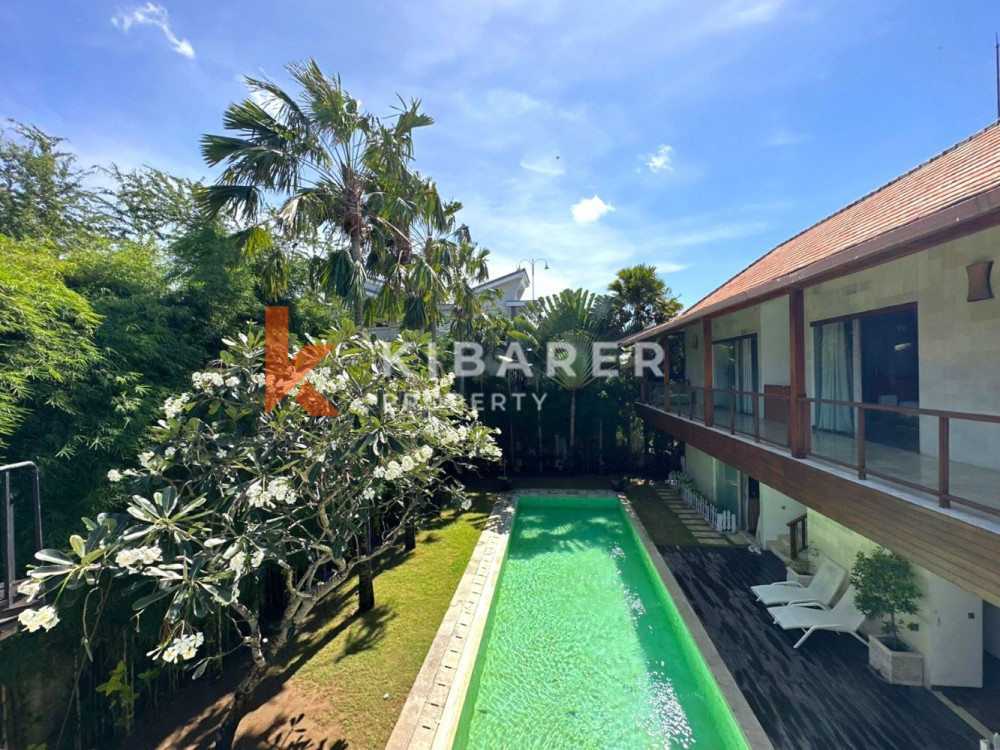 Magnifique villa de cinq chambres avec toit à distance de marche de la plage de Kedonganan