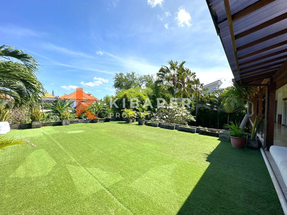 Magnifique villa de cinq chambres avec toit à distance de marche de la plage de Kedonganan