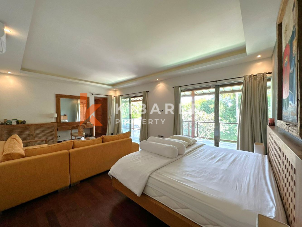 Wonderful Five Bedrooms Villa with Rooftop Walking Distance to the Kedonganan Beach