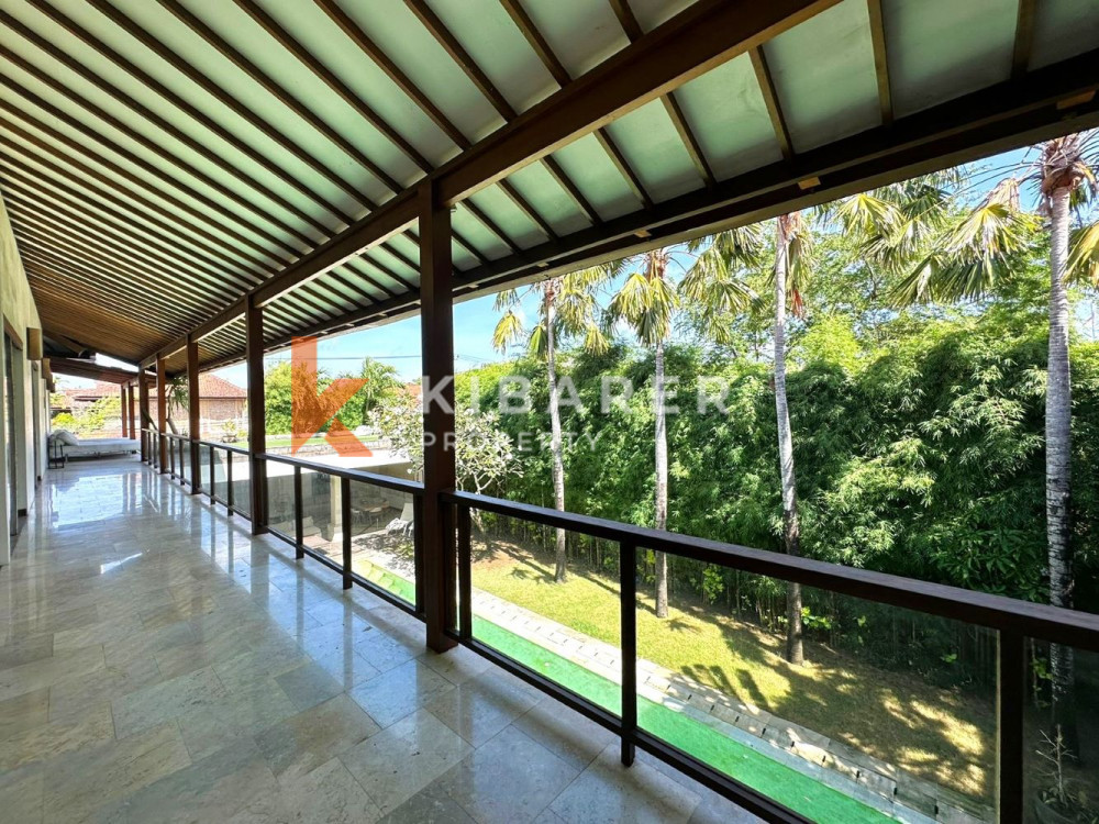 Magnifique villa de cinq chambres avec toit à distance de marche de la plage de Kedonganan