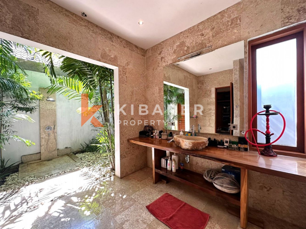 Wonderful Five Bedrooms Villa with Rooftop Walking Distance to the Kedonganan Beach