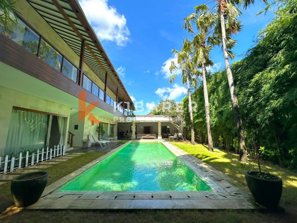 Magnifique villa de cinq chambres avec toit à distance de marche de la plage de Kedonganan