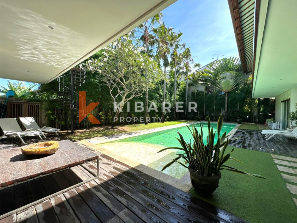 Wonderful Five Bedrooms Villa with Rooftop Walking Distance to the Kedonganan Beach