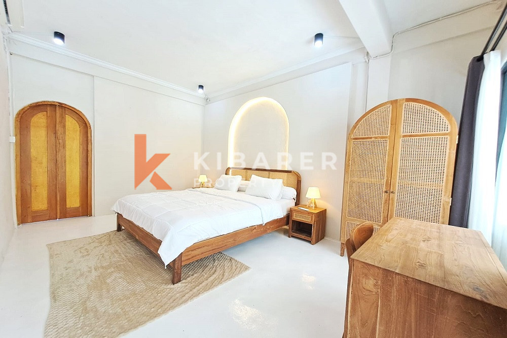 Vila Ruang Tamu Tertutup Empat Kamar Tidur yang Baru Direnovasi Terletak di Kawasan Seminyak