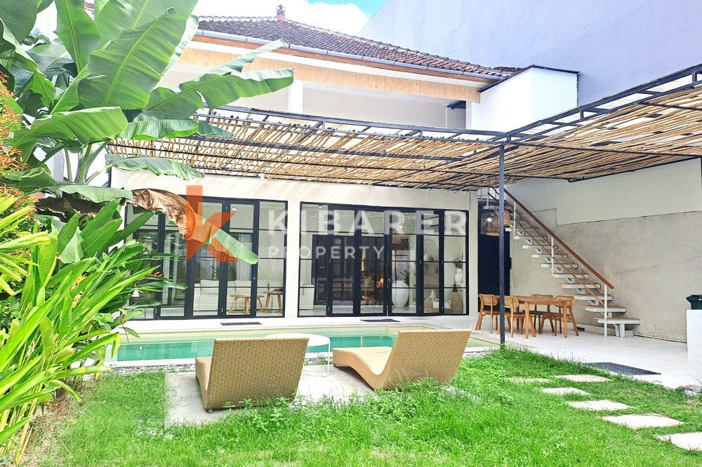 Vila Ruang Tamu Tertutup Empat Kamar Tidur yang Baru Direnovasi Terletak di Kawasan Seminyak