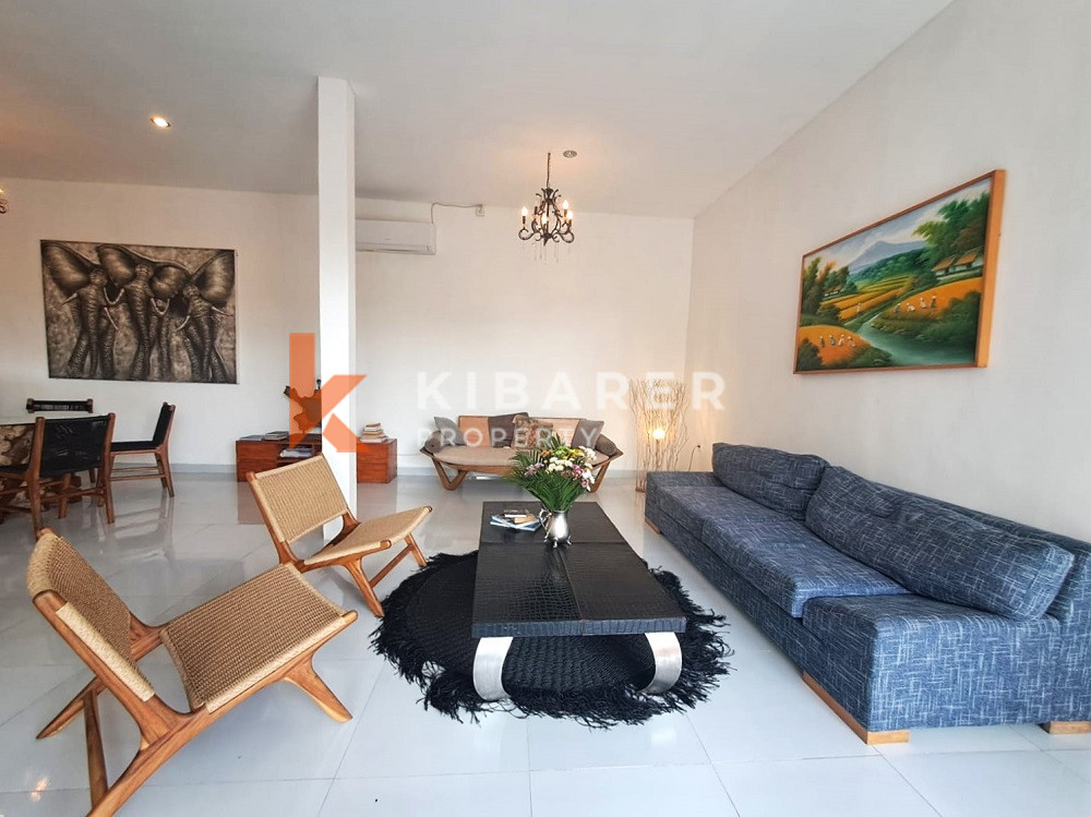 Charmant salon fermé et confortable de deux chambres entièrement meublé situé dans la région de Canggu (LOCATION MIN. 2 ANS)