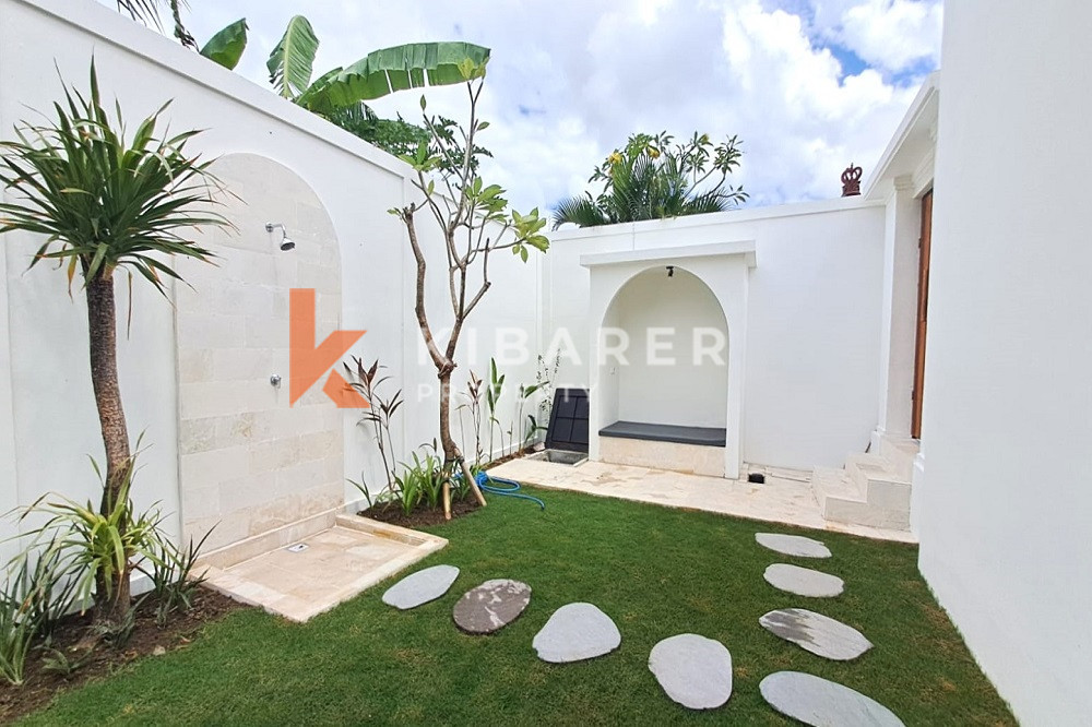 Villa contemporaine semi-meublée de deux chambres flambant neuve située dans un quartier recherché de Padonan Canggu (loyer min. 3 ans)