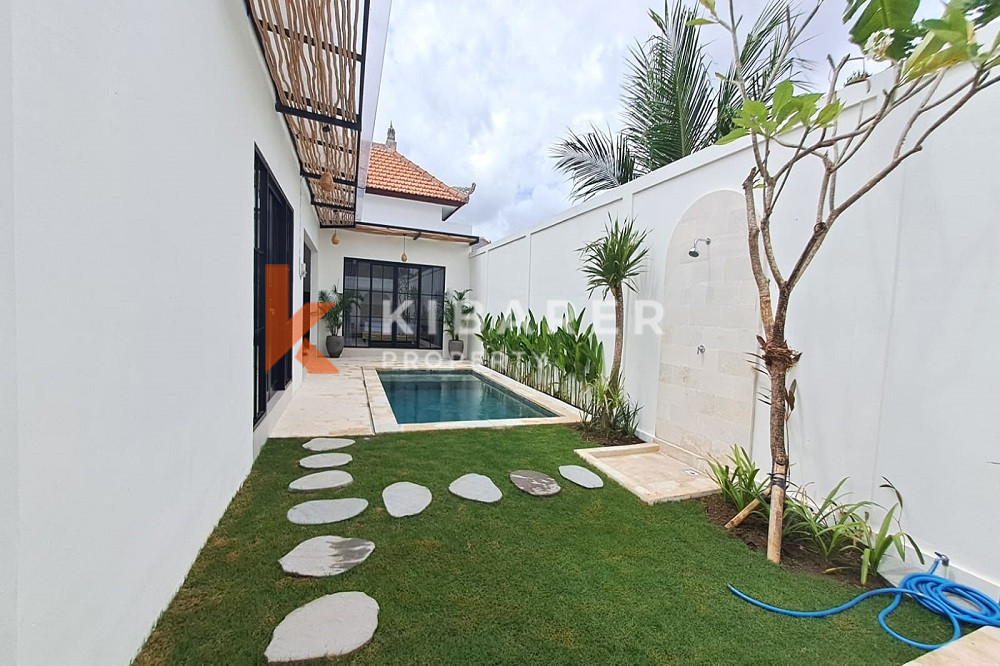 Villa contemporaine semi-meublée de deux chambres flambant neuve située dans un quartier recherché de Padonan Canggu (loyer min. 3 ans)