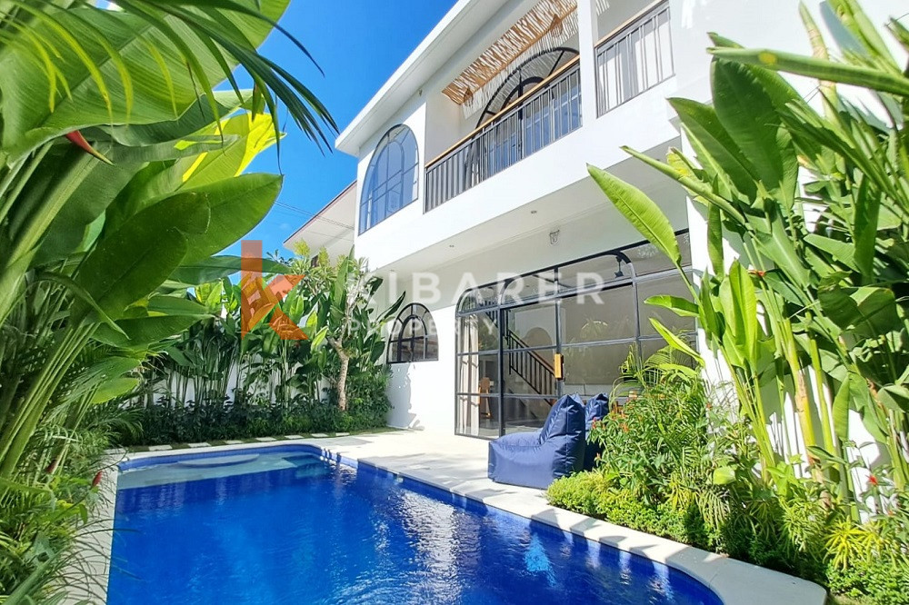 Villa méditerranéenne neuve à deux étages avec salon fermé et deux chambres entièrement meublée dans la région de Canggu