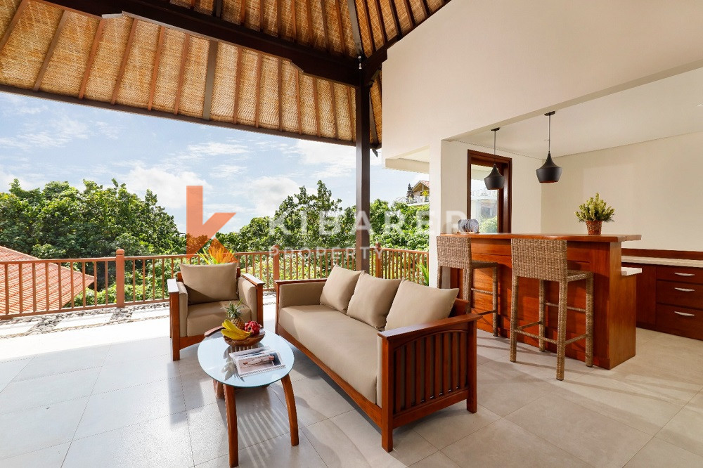 Villa de luxe au charme rustique de six chambres avec salon fermé située à Canggu