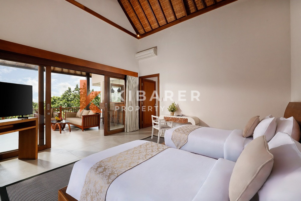 Villa de luxe au charme rustique de six chambres avec salon fermé située à Canggu