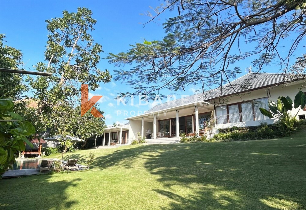 Villa de rêve de cinq chambres avec séjour clos à Berawa