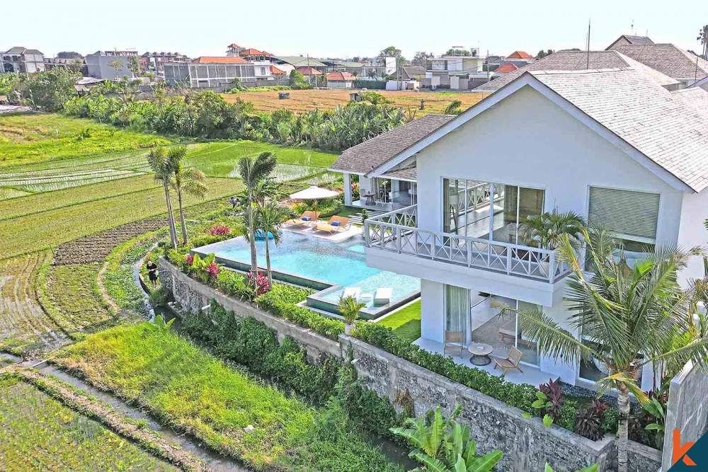 Magnifique villa moderne de quatre chambres à louer dans le quartier recherché de Canggu