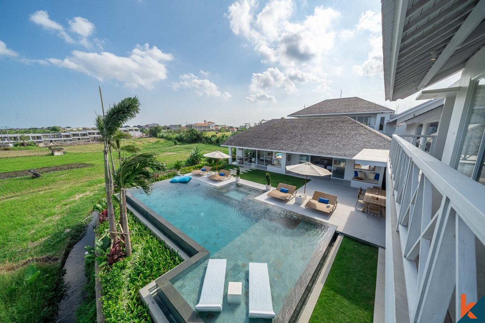 Magnifique villa moderne de quatre chambres à louer dans le quartier recherché de Canggu